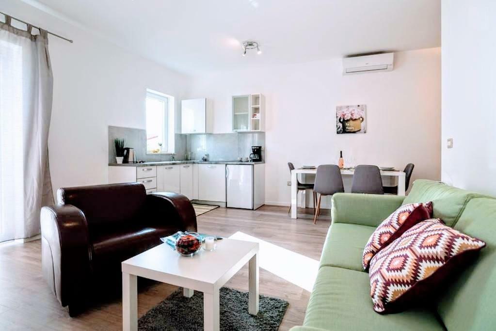 Holiday Apartments Mediterraneo Funtana Exterior foto