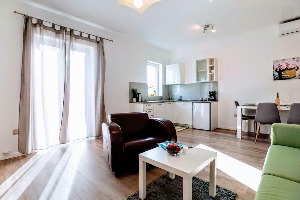 Holiday Apartments Mediterraneo Funtana Exterior foto